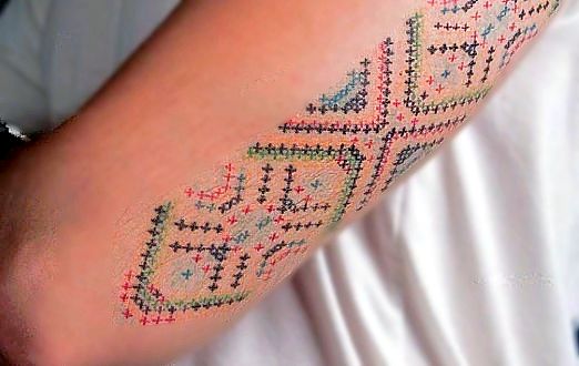Кожа с орнаментом 
Необычные татуировки -  «Вышивка» на коже
