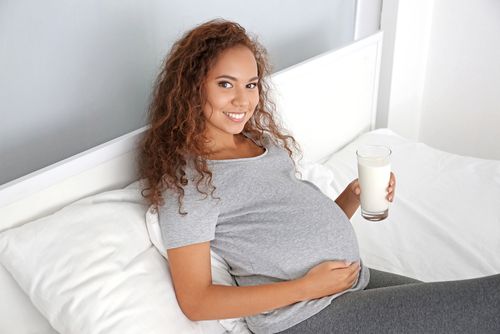 Беременная женщина пьёт молоко