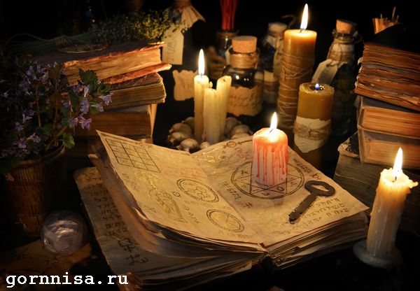 Старые книги и свечи