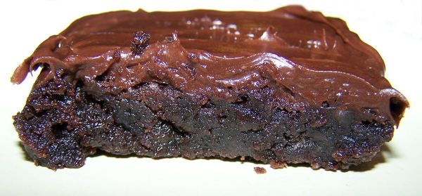 Простой рецепт шоколадного брауни Шоколадный брауни украшенный жидким шоколадом