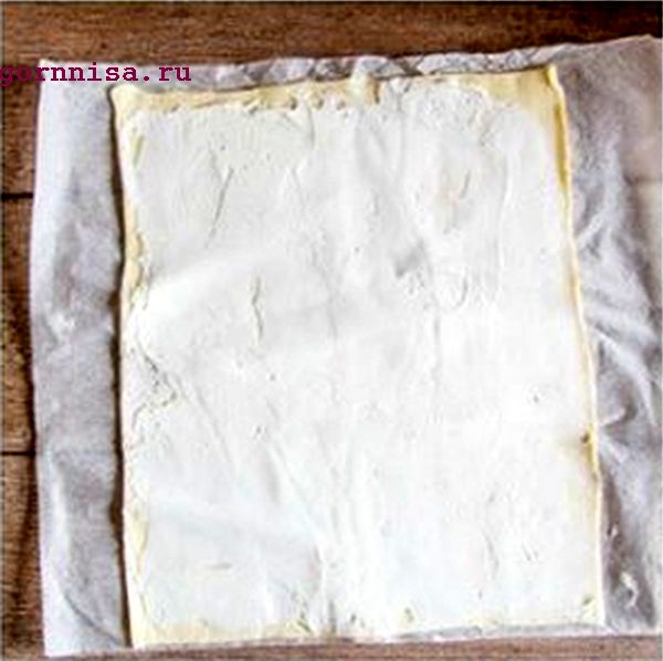 Елки из слойки с сыром и салями - Простой рецепт Раскатанное и смазанное сыром слоеное тесто