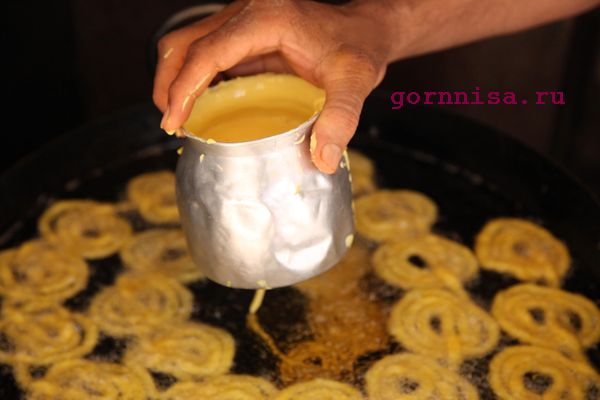 Творожные джалеби в апельсиновой глазури - Простой рецепт https://gornnisa.ru/ Индийский способ приготовления джалеби