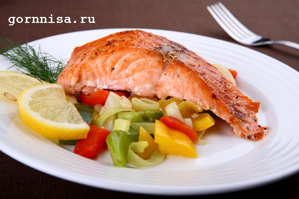 Рыба с овощами на столе