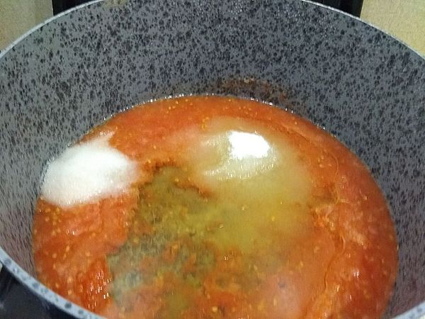  Добавить в томатную пасту соль, сахар, масло, уксус