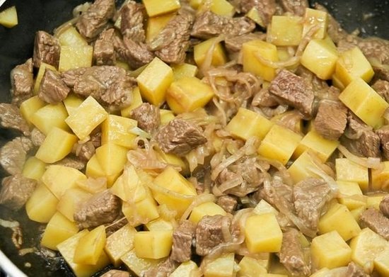 К мясу и луку добавим картофель
