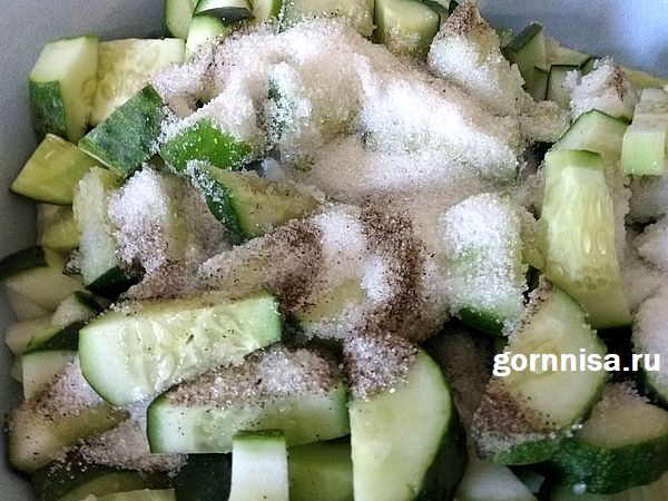 Рецепт недели - Вкусная заготовка из переросших огурцов https://gornnisa.ru/ Добавить в нарезанные огурцы соль сахар перец