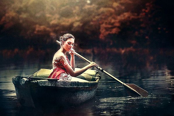 Картина 3 - Девушка на лодке в море