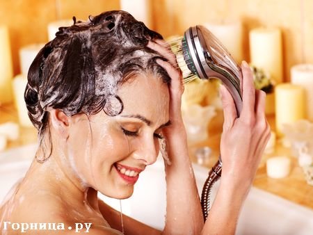 Мытьё головы холодной водой способствует закрытию фолликул