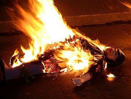 Странные новогодние обычаи в разных странах В Эквадоре сжигают чучело