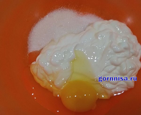 В миске сметана, яйцо и соль с сахаром
