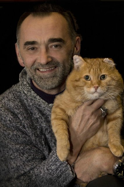 Александр Москаев - художник, который рисует кота 
Художник со своим котом