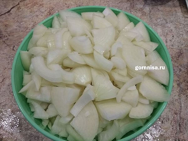 Рецепт сезона - овощной салат на зиму Парамониха https://gornnisa.ru/ Шаг 3 Лук нарезать четверть кольцами